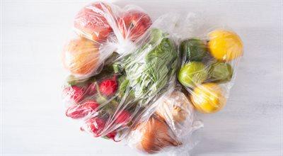 Zakaz pakowania owoców i warzyw w plastik. Co sądzą Polacy?