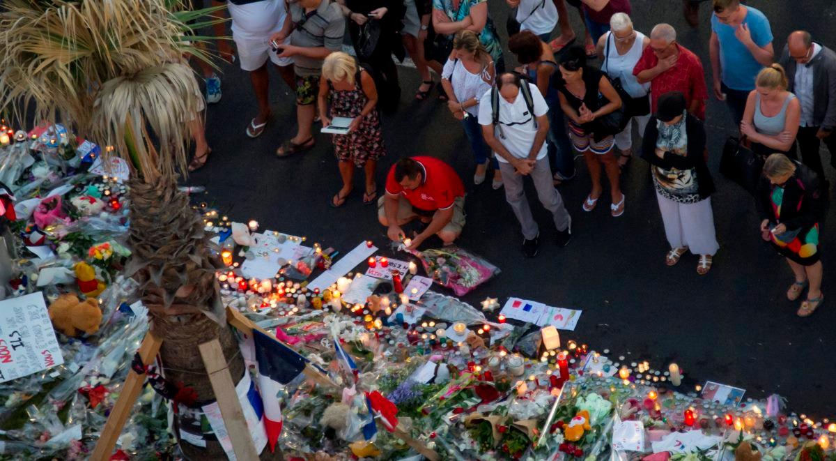 Francja po zamachu w Nicei. Publicyści komentują