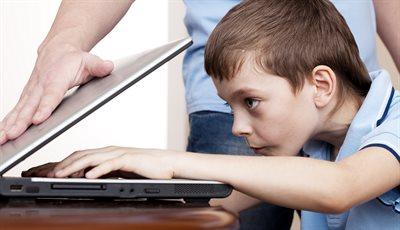 Przemoc w internecie. Jak ustrzec przed nią dzieci? Specjalistka wyjaśnia