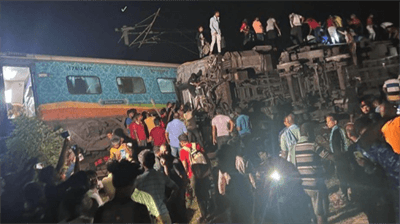 Katastrofa kolejowa w Indiach. Zderzyły się trzy pociągi. Setki ofiar