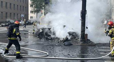 Groźny wypadek na Mokotowie. Spłonęło auto elektryczne warte milion złotych [WIDEO]