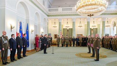 Zmiany w dowództwie polskiej armii. Prezydent wręczył generałom akty mianowania