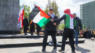 Palestyńska flaga przy Pomniku Bohaterów Getta. Interweniowała policja