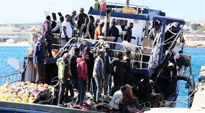 Kuter z prawie 350 migrantami przypłynął na Lampedusę. "Tak wielkiej jednostki nie zanotowano od dawna"