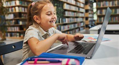 Laptopy dla czwartoklasistów trafiają już do szkół. Gminy dopełniły formalności