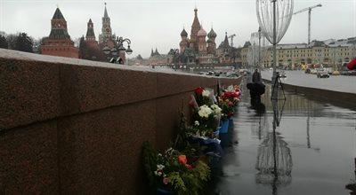 Rocznica zabójstwa Niemcowa. Rosyjska policja usuwa znaki pamięci o znanym opozycjoniście