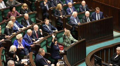 Zjednoczona Prawica z dużą przewagą nad KO. Kto poza Sejmem? Nowy sondaż