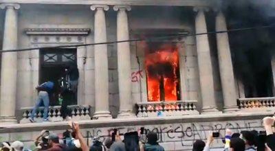 Protestujący podpalili parlament. Napięta sytuacja w Gwatamali