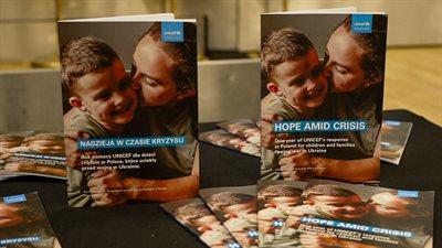 Raport "Nadzieja w czasie kryzysu: Rok pomocy UNICEF dla dzieci i rodzin w Polsce, które uciekły przed wojną w Ukrainie"
