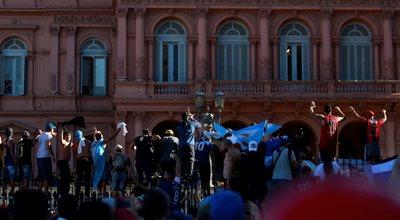 Wystawiona trumna z ciałem Maradony. Zamieszki w Buenos Aires