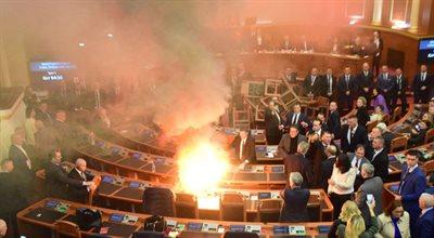 Barykada z foteli, świece dymne, bójka i pożar na sali plenarnej. W albańskim parlamencie doszło do awantury
