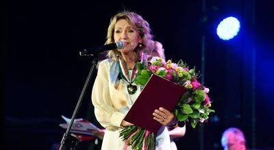 Halina Frąckowiak ze złotym medalem "Gloria Artis" z okazji 60-lecia pracy twórczej