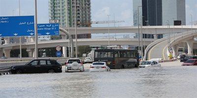 Powódź błyskawiczna zalała Dubaj. Sztuczny deszcz przyczynił się do armagedonu?