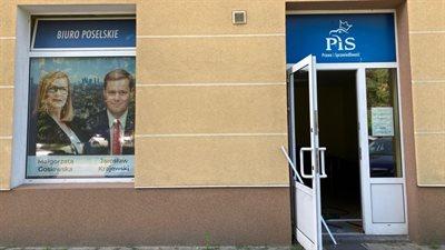 Atak na biuro posłów PiS w Warszawie. Zniszczone drzwi, wybita szyba