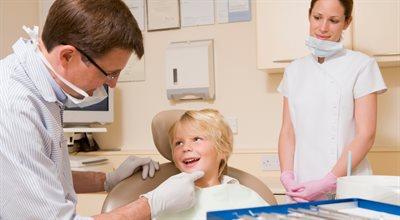 Pierwsza wizyta z dzieckiem u dentysty i ortodonty. Na kiedy ja zaplanować?
