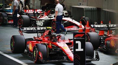Formuła 1: Carlos Sainz ruszy z pole position do wyścigu w Singapurze. Fatalne kwalifikacje Verstappena 