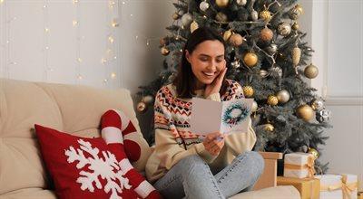 Tradycja wysyłania świątecznych kartek. Skąd wzięły się bożonarodzeniowe pocztówki?