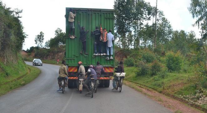 Znaki drogowe i asfalt to rzadkość, czyli Trójka w Burundi