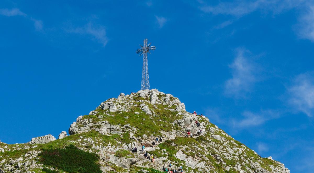 Turysta wspiął się na krzyż na Giewoncie. TPN: takie wybryki w Tatrach nie mogą mieć miejsca 