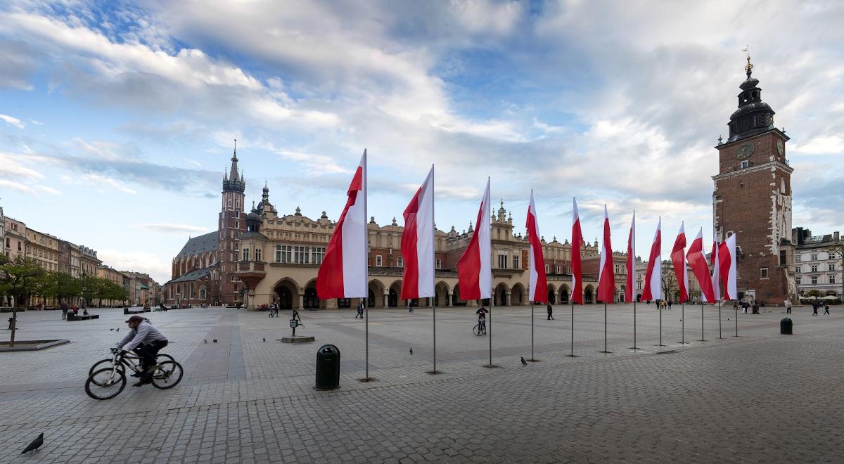 Szkarłat, pąs czy karmazyn? Barwy polskiej flagi pod lupą