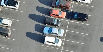 Jakie przepisy obowiązują na parkingach przy supermarketach?