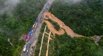 Ziemia wchłonęła odcinek autostrady w Chinach. Są ofiary śmiertelne