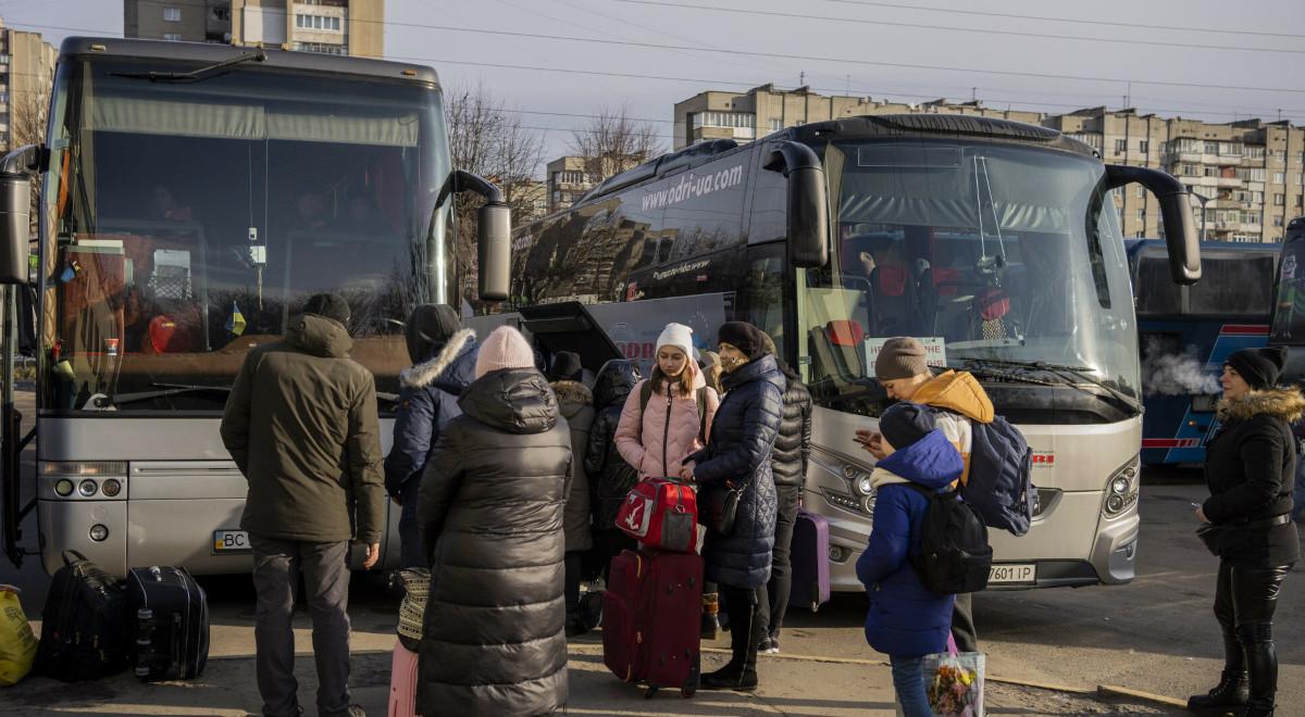Przywożą uchodźców prosto ze Lwowa – kierowcy wolontariusze