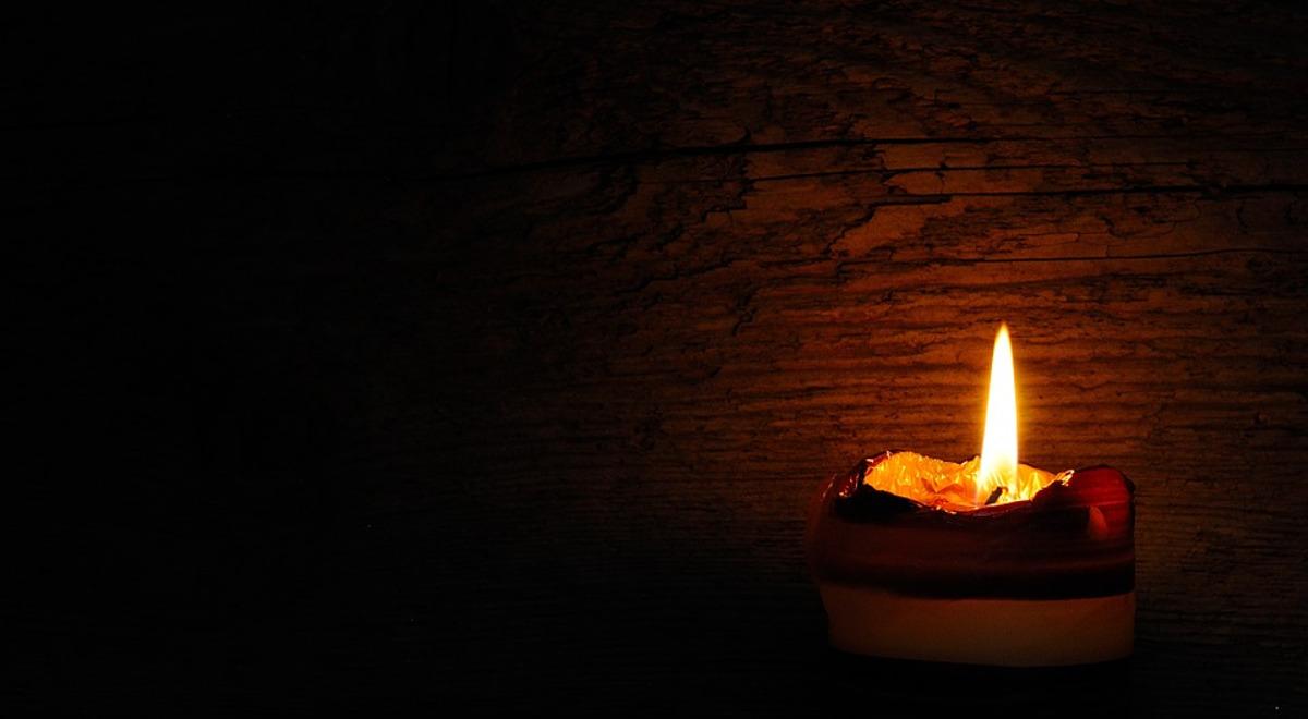 Co dzieje się z woskiem w palącej się świecy?