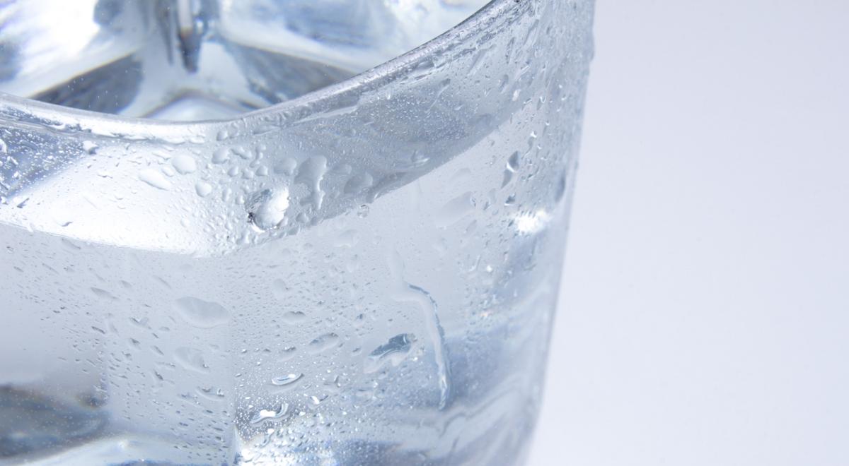 Skąd się biorą kropelki wody na szklance?