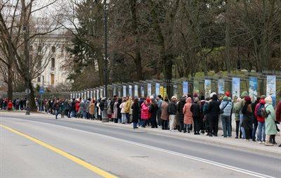 "W południe przeciw Putinowi". Długa kolejka przed ambasadą Rosji w Warszawie