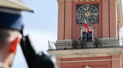 Podniesienie flagi na wieży zegarowej Zamku Królewskiego. Uroczystości z udziałem pary prezydenckiej