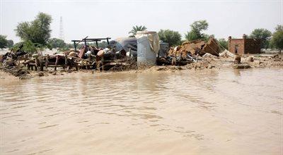 Zginęło ponad tysiąc ludzi, zniszczonych prawie milion domów. Deszcze monsunowe rujnują Pakistan