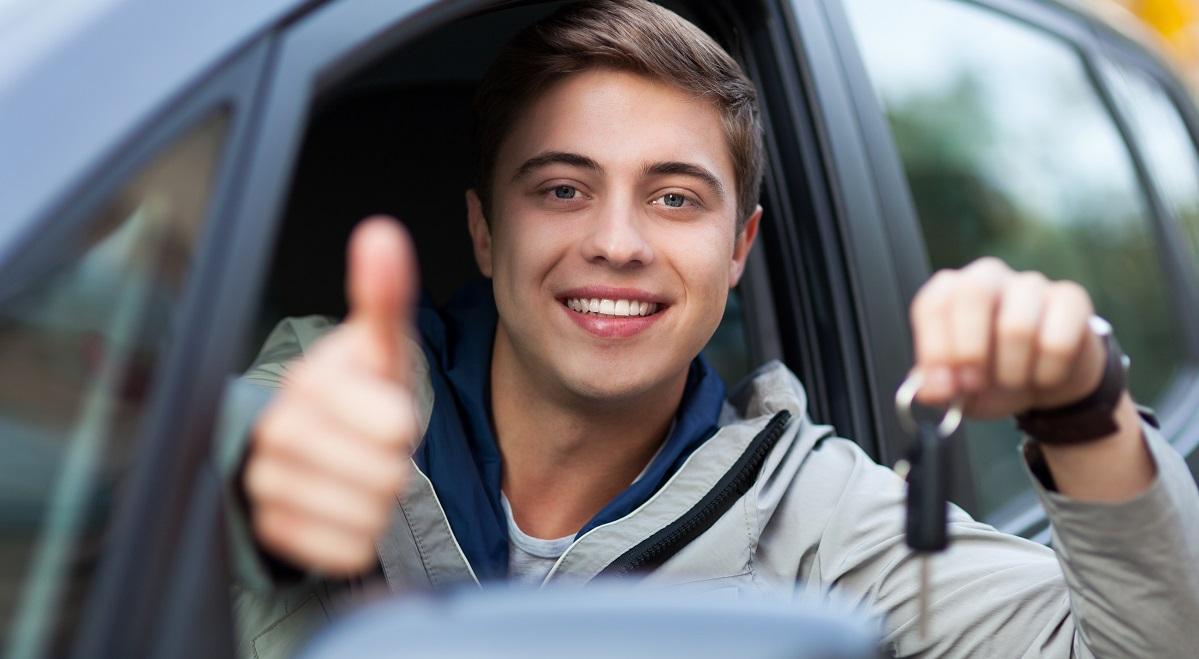 Młodzi kierowcy – wiara w siebie i nieciekawe statystyki
