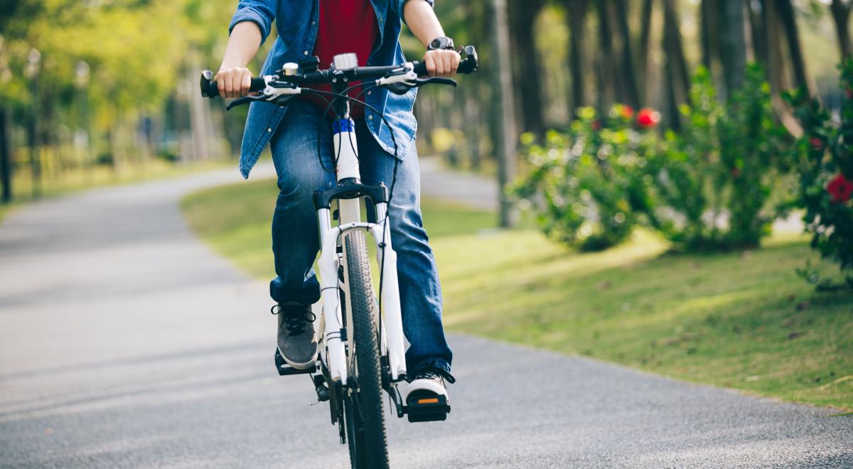 Dlaczego łatwiej utrzymać równowagę na rowerze jadąc niż stojąc? 