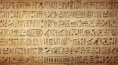 Hieroglify, kamień z Rosetty i młody francuski naukowiec
