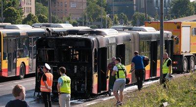 Warszawa: autobus stanął w płomieniach. Zamknięto jedną z głównych ulic