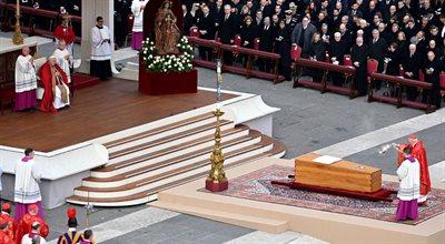 Pierwsze takie wydarzenie w historii. Urzędujący papież pożegnał swego zmarłego poprzednika