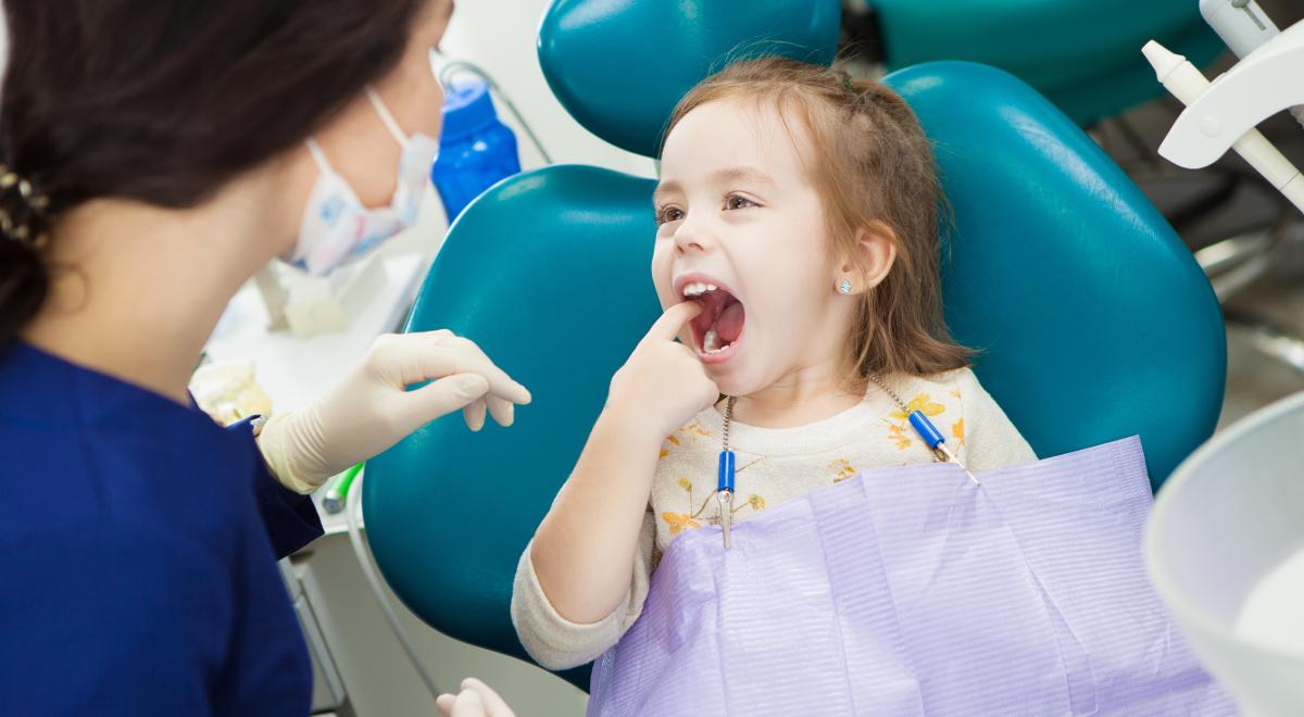 Kiedy rodzice powinni wybrać się na pierwszą wizytę z dzieckiem do stomatologa?