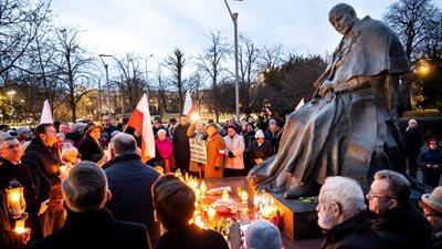 Toruń: kilkaset osób na spotkaniu w obronie dobrego imienia św. Jana Pawła II