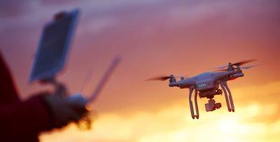 Drony, które można ładować w powietrzu? O wynalazku chińskich naukowców