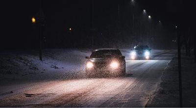 Przed nami mroźna noc. GDDKiA ostrzega: śnieg, mżawka i mgła mogą utrudnić jazdę samochodem