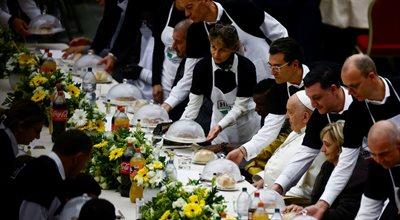 Bezdomni i ubodzy na obiedzie z papieżem Franciszkiem. Zaproszono 1200 osób 