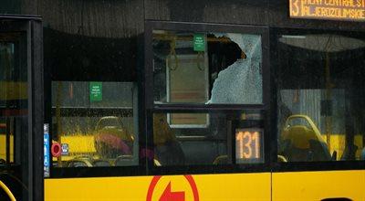 Warszawa. Zniszczone autobusy. Ktoś strzelał do nich z wiatrówki