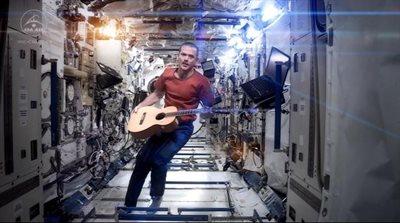 Astronauta śpiewa utwór Bowiego