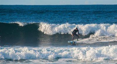 Surfing na jesień. Warto złapać mocną falę na Fuercie