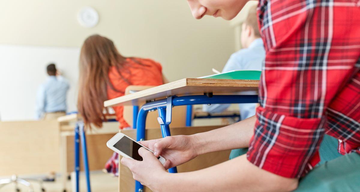 Zakaz używania smartfonów w szkołach - czy to dobre rozwiązanie?