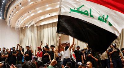 Irak: protestujący ponownie okupują parlament. Jest wielu rannych