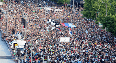 Serbowie protestują przeciwko rządzącym. Tysiące osób przeszło ulicami Belgradu