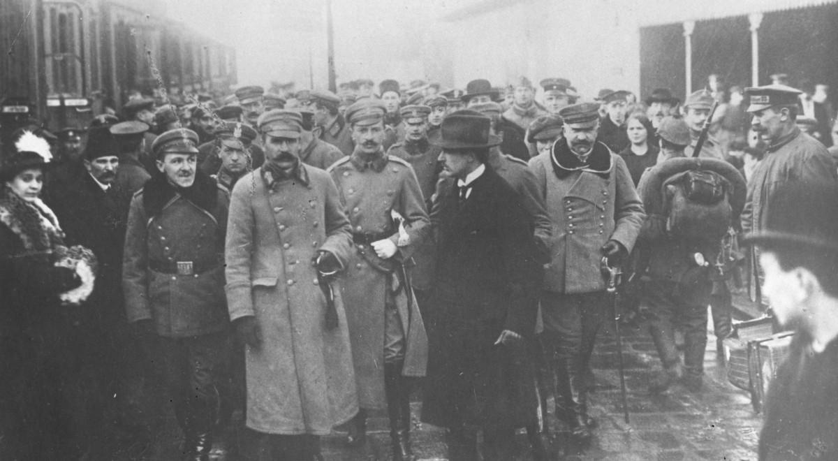 Przyjazd Józefa Piłsudskiego. Zaskakująca prawda o fotografii, którą znają wszyscy