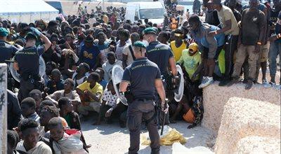 Migranci napierają na Lampedusę. Do wyspy średnio co 1,5 godziny dociera łódź